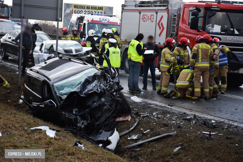 Czołowe zderzenie chevroleta i volkswagena na krajowej ósemce. Z pojazdu wypadł silnik