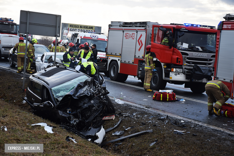 Czołowe zderzenie chevroleta i volkswagena na krajowej ósemce. Z pojazdu wypadł silnik