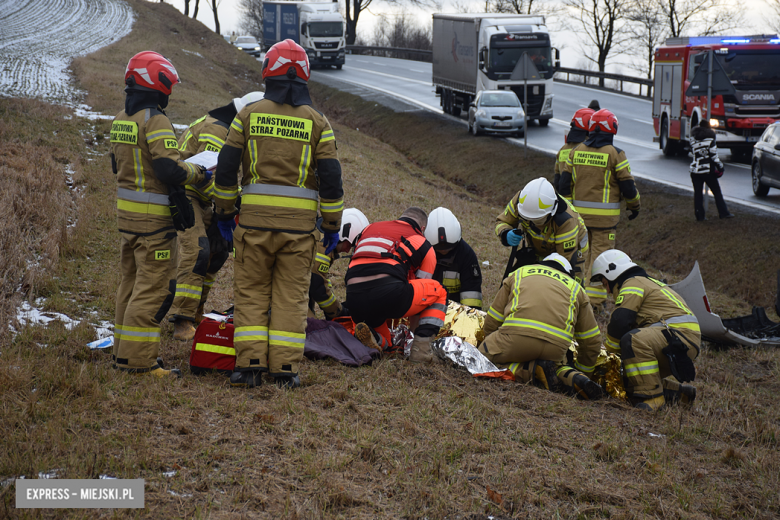 Czołowe zderzenie chevroleta i volkswagena na krajowej ósemce. Z pojazdu wypadł silnik