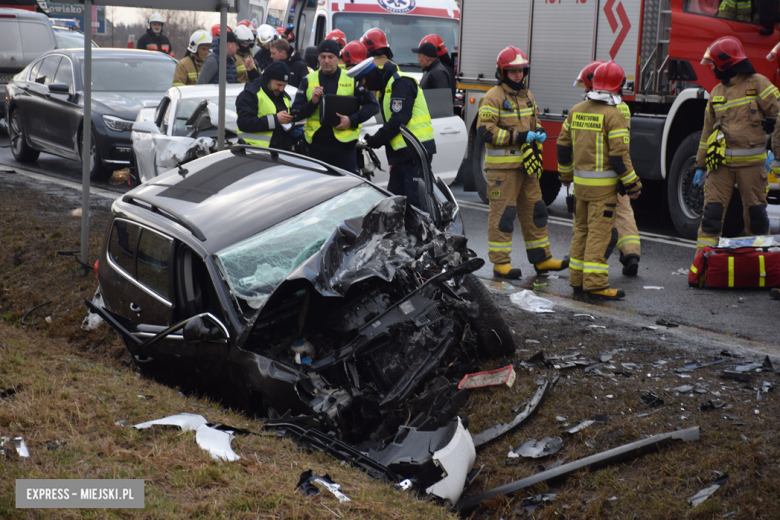 Czołowe zderzenie chevroleta i volkswagena na krajowej ósemce. Z pojazdu wypadł silnik