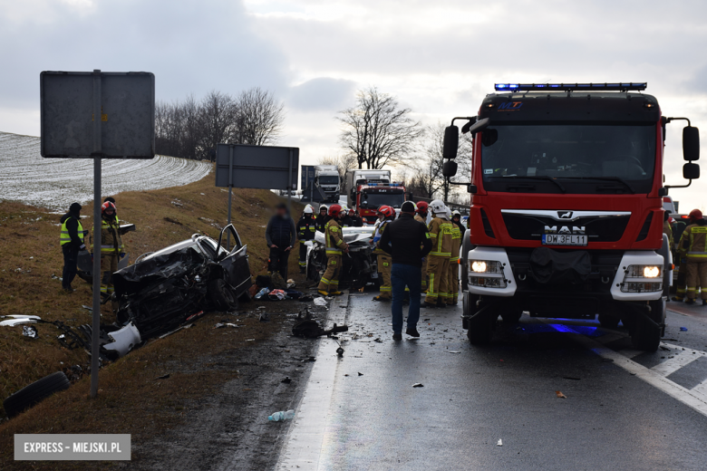 Czołowe zderzenie chevroleta i volkswagena na krajowej ósemce. Z pojazdu wypadł silnik