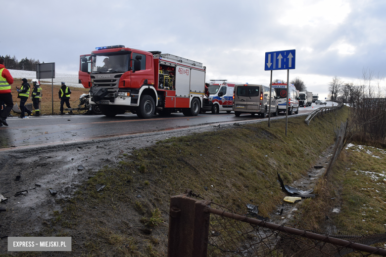 Czołowe zderzenie chevroleta i volkswagena na krajowej ósemce. Z pojazdu wypadł silnik