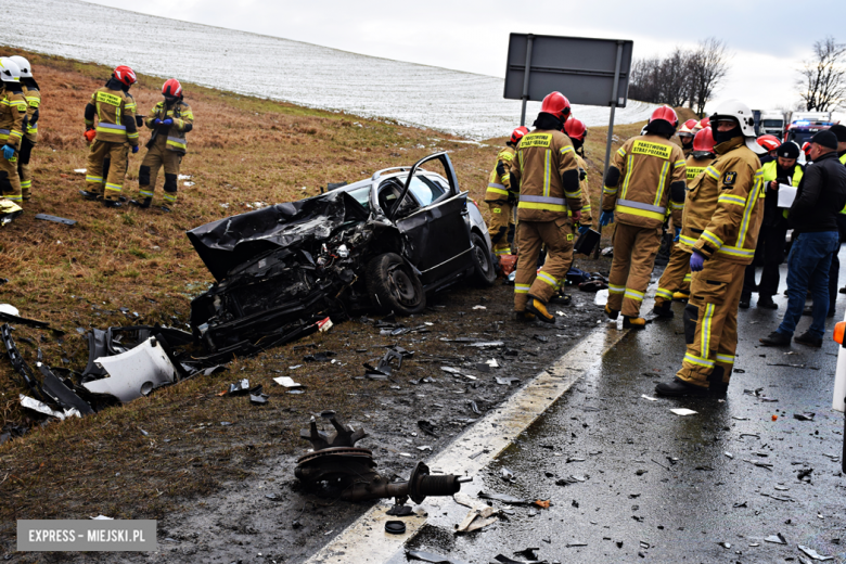 Czołowe zderzenie chevroleta i volkswagena na krajowej ósemce. Z pojazdu wypadł silnik