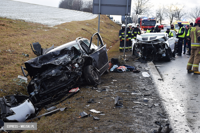 Czołowe zderzenie chevroleta i volkswagena na krajowej ósemce. Z pojazdu wypadł silnik