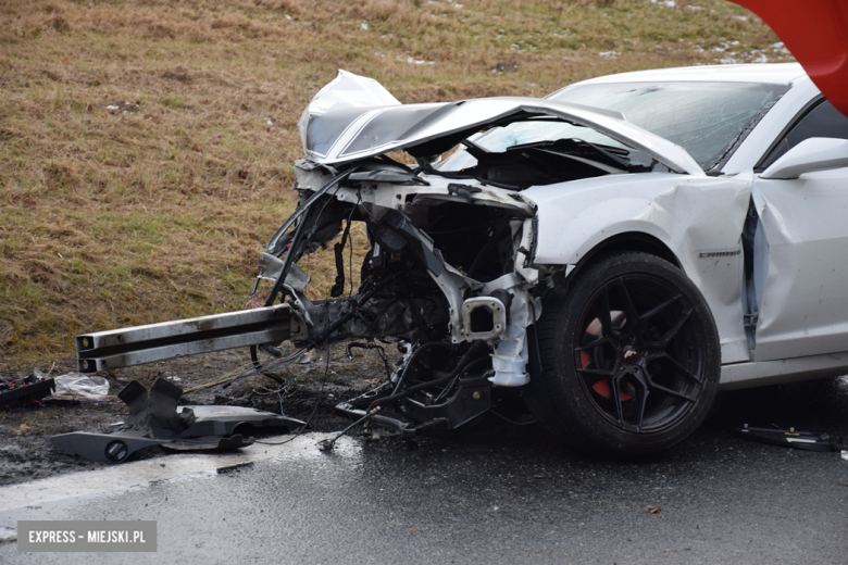 Czołowe zderzenie chevroleta i volkswagena na krajowej ósemce. Z pojazdu wypadł silnik