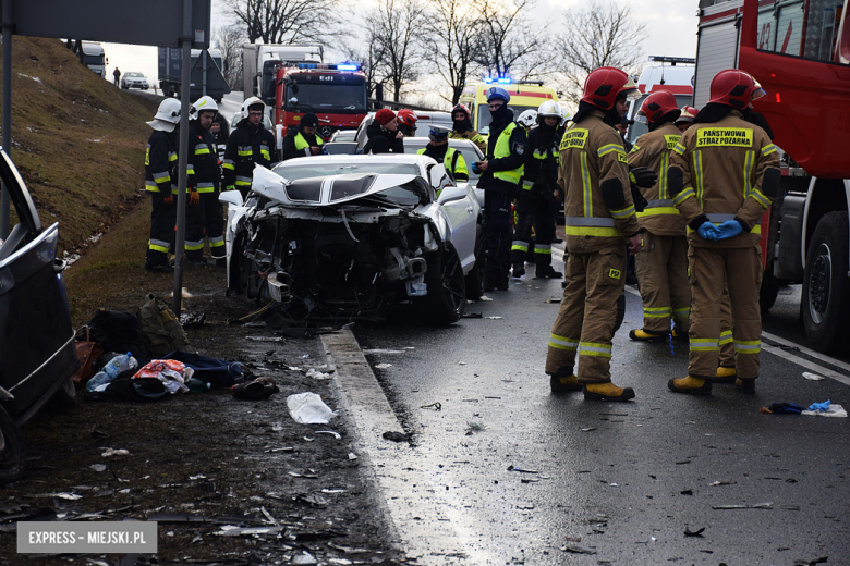 Czołowe zderzenie chevroleta i volkswagena na krajowej ósemce. Z pojazdu wypadł silnik