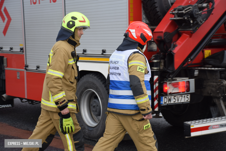 Czołowe zderzenie chevroleta i volkswagena na krajowej ósemce. Z pojazdu wypadł silnik