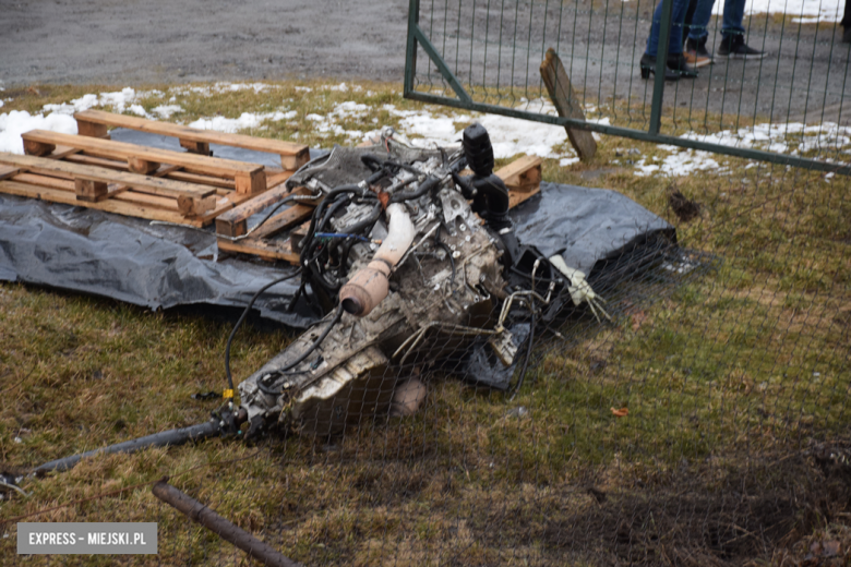 Czołowe zderzenie chevroleta i volkswagena na krajowej ósemce. Z pojazdu wypadł silnik