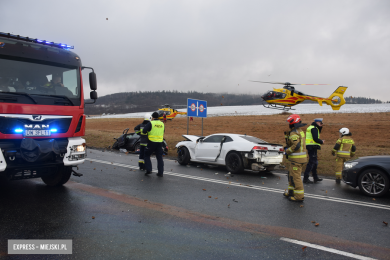 Czołowe zderzenie chevroleta i volkswagena na krajowej ósemce. Z pojazdu wypadł silnik