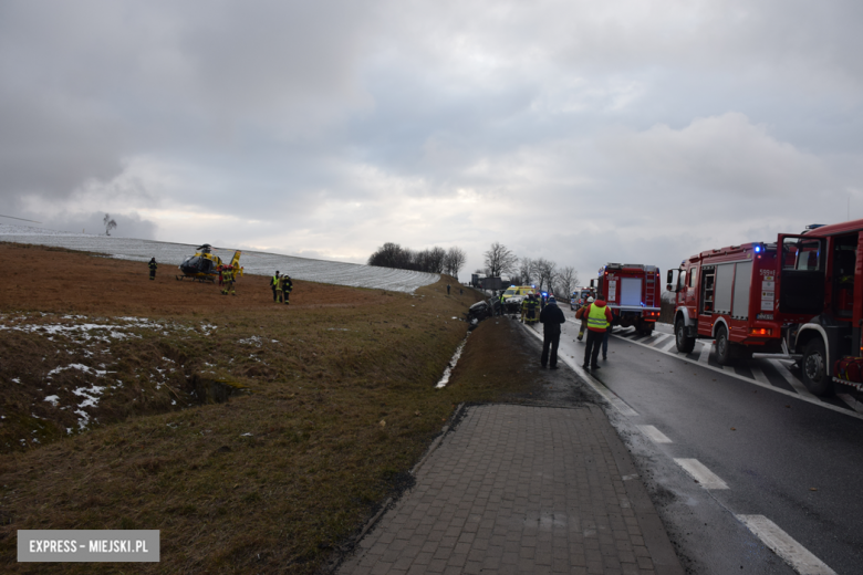 	Czołowe zderzenie chevroleta i volkswagena na krajowej ósemce. Z pojazdu wypadł silnik