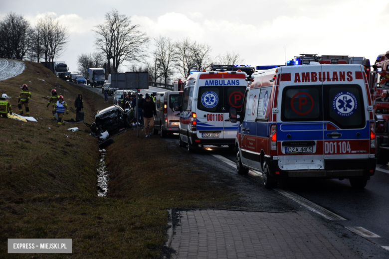 Czołowe zderzenie chevroleta i volkswagena na krajowej ósemce. Z pojazdu wypadł silnik