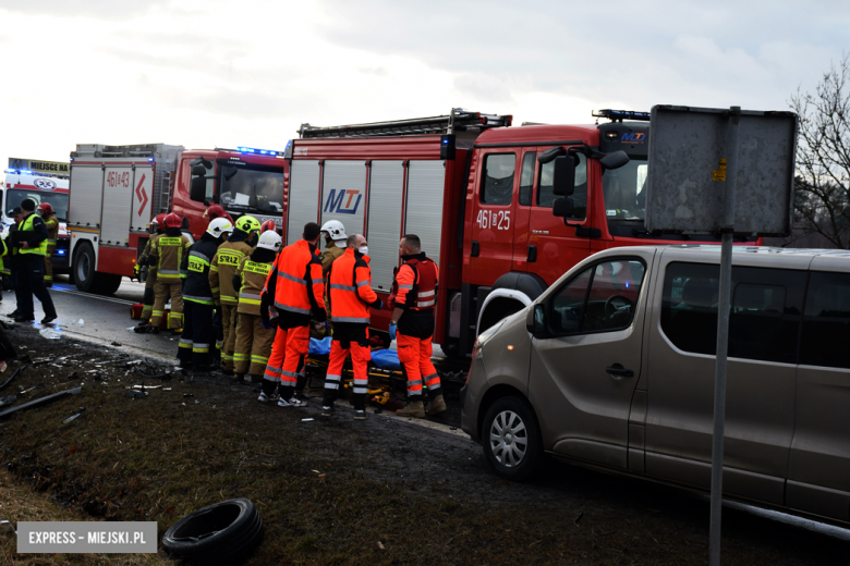 Czołowe zderzenie chevroleta i volkswagena na krajowej ósemce. Z pojazdu wypadł silnik