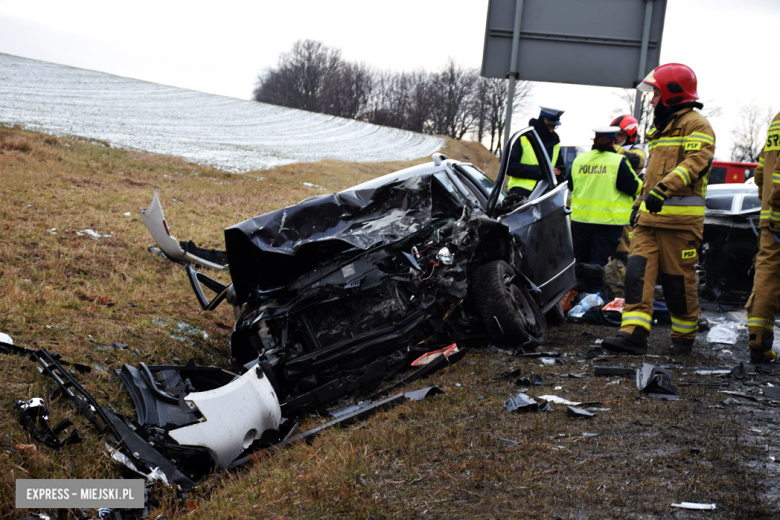 Czołowe zderzenie chevroleta i volkswagena na krajowej ósemce. Z pojazdu wypadł silnik