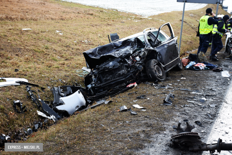 Czołowe zderzenie chevroleta i volkswagena na krajowej ósemce. Z pojazdu wypadł silnik