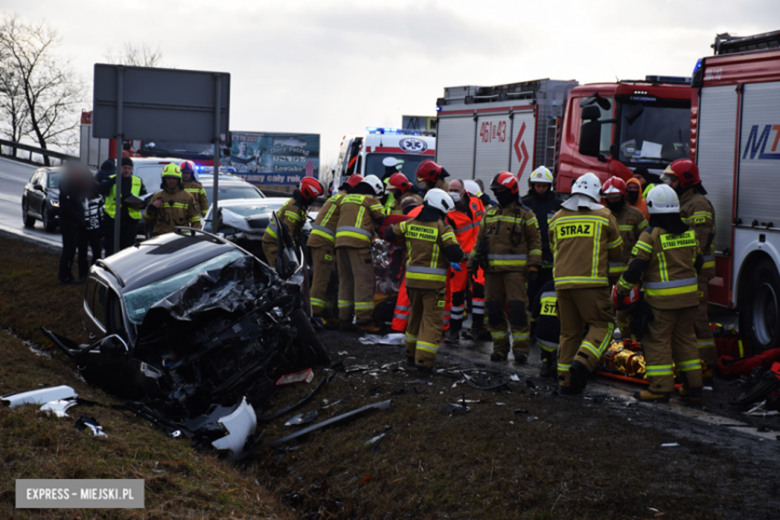 Czołowe zderzenie chevroleta i volkswagena na krajowej ósemce. Z pojazdu wypadł silnik