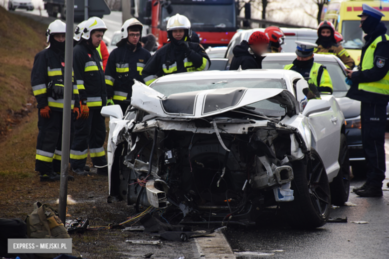 Czołowe zderzenie chevroleta i volkswagena na krajowej ósemce. Z pojazdu wypadł silnik
