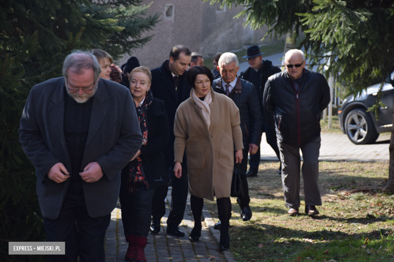 W Sosnowej wyremontowano pokrycie hełmu wieży kościelnej. Jest też „zdalna” wieża widokowa