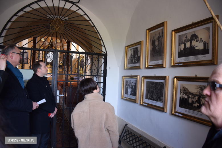 W Sosnowej wyremontowano pokrycie hełmu wieży kościelnej. Jest też „zdalna” wieża widokowa