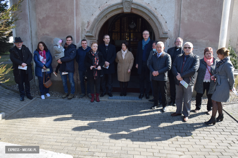 W Sosnowej wyremontowano pokrycie hełmu wieży kościelnej. Jest też „zdalna” wieża widokowa