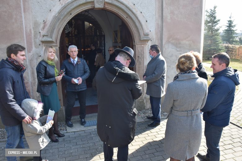 W Sosnowej wyremontowano pokrycie hełmu wieży kościelnej. Jest też „zdalna” wieża widokowa