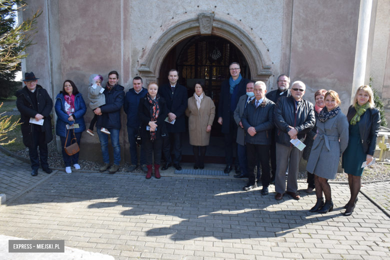 W Sosnowej wyremontowano pokrycie hełmu wieży kościelnej. Jest też „zdalna” wieża widokowa