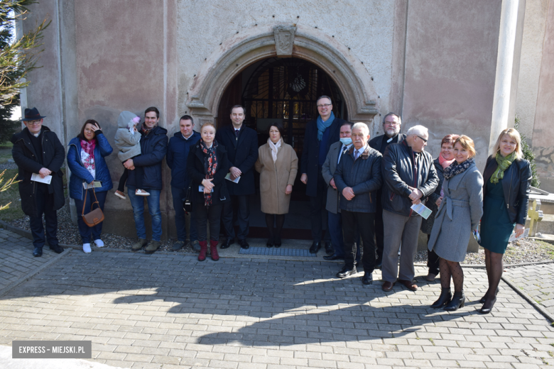 W Sosnowej wyremontowano pokrycie hełmu wieży kościelnej. Jest też „zdalna” wieża widokowa