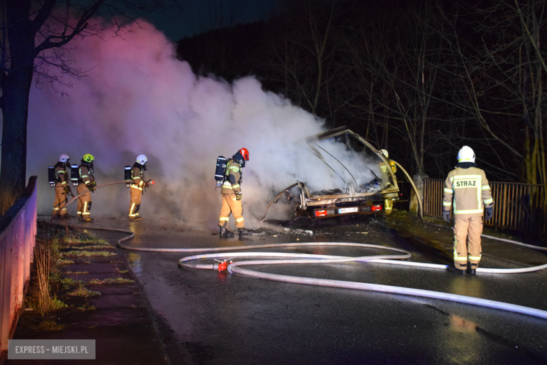 Pożar dostawczego iveco na ul. Fabrycznej w Bardzie