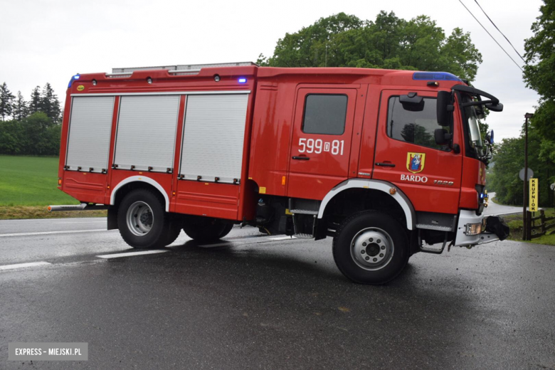 Ciężarowy MAN wjechał w tył osobowego volkwagena na krajowej ósemce w Dębowinie