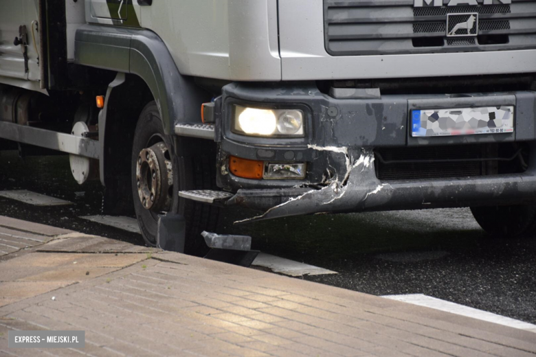 Ciężarowy MAN wjechał w tył osobowego volkwagena na krajowej ósemce w Dębowinie