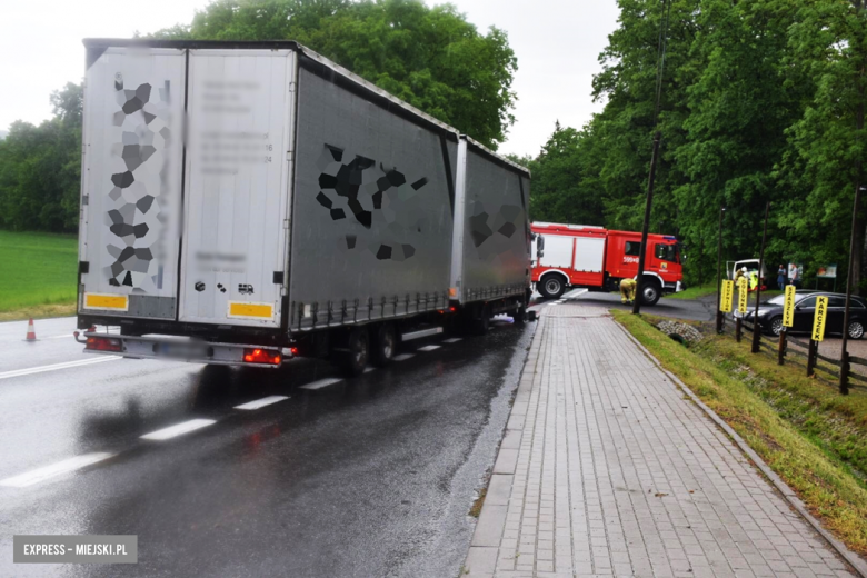 Ciężarowy MAN wjechał w tył osobowego volkwagena na krajowej ósemce w Dębowinie