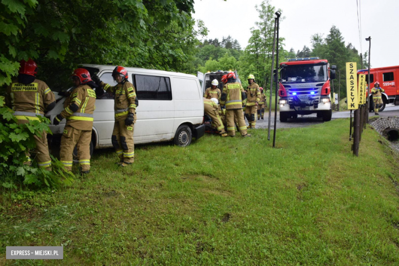 Ciężarowy MAN wjechał w tył osobowego volkwagena na krajowej ósemce w Dębowinie