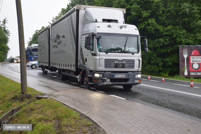 Ciężarowy MAN wjechał w tył osobowego volkwagena na krajowej ósemce w Dębowinie