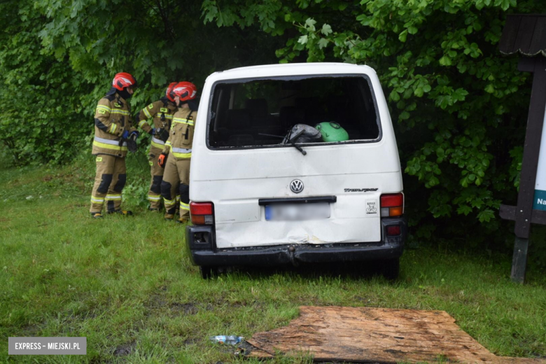 Ciężarowy MAN wjechał w tył osobowego volkwagena na krajowej ósemce w Dębowinie