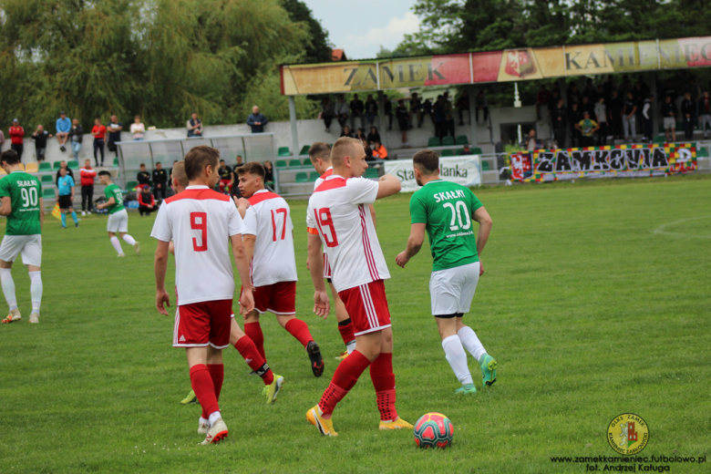 Orzeł wysoko pokonał Moto-Jelcz, w okręgówce derby dla Zamku