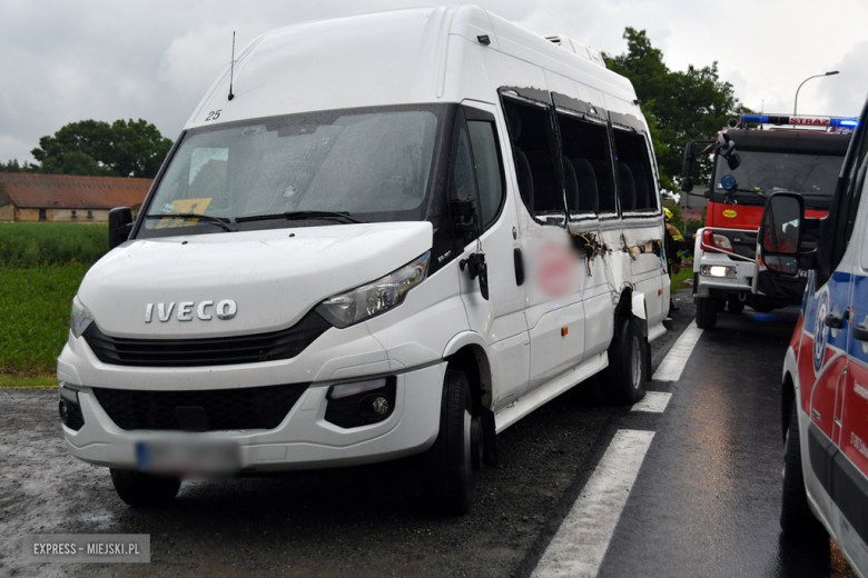 Zderzenie samochodu ciężarowego i busa przewożącego dzieci na krajowej ósemce Braszowicach