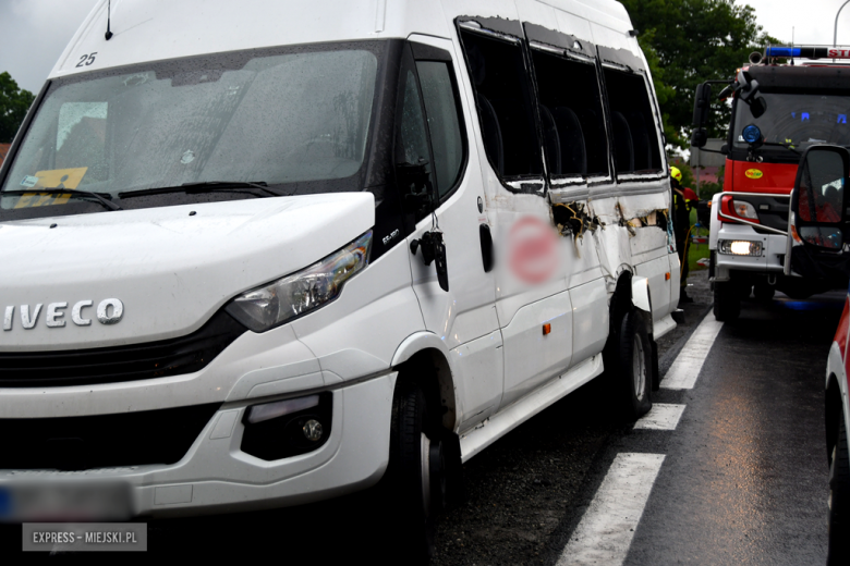 Zderzenie samochodu ciężarowego i busa przewożącego dzieci na krajowej ósemce Braszowicach