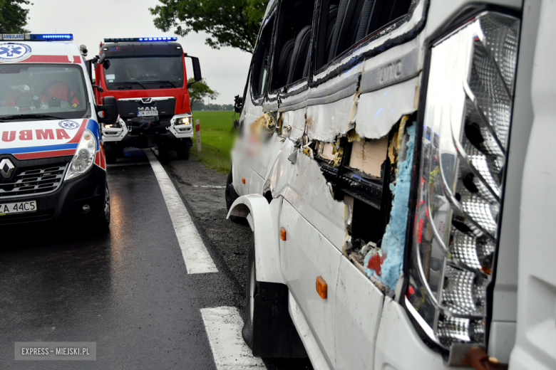 Zderzenie samochodu ciężarowego i busa przewożącego dzieci na krajowej ósemce Braszowicach