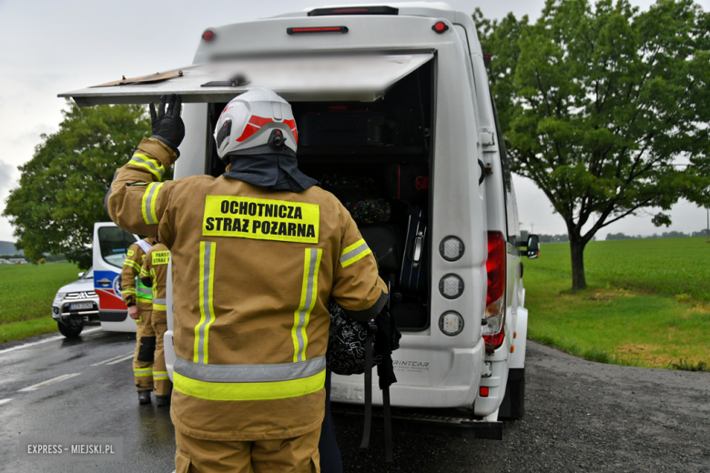 Zderzenie samochodu ciężarowego i busa przewożącego dzieci na krajowej ósemce Braszowicach