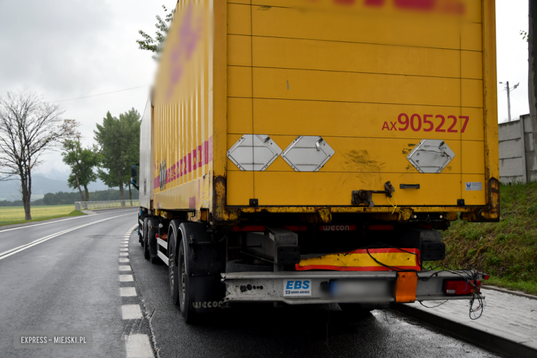 Zderzenie samochodu ciężarowego i busa przewożącego dzieci na krajowej ósemce Braszowicach