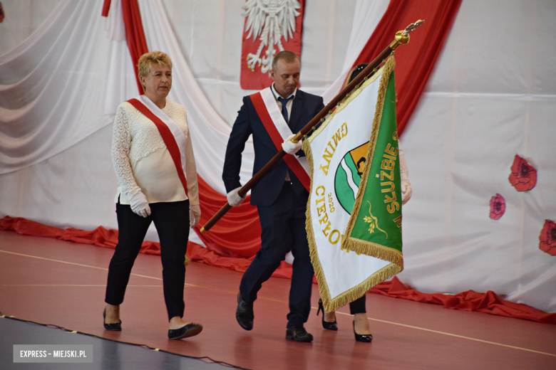 Oficjalne nadanie sztandaru Szkole Podstawowej im. Adama Mickiewicza w Ciepłowodach