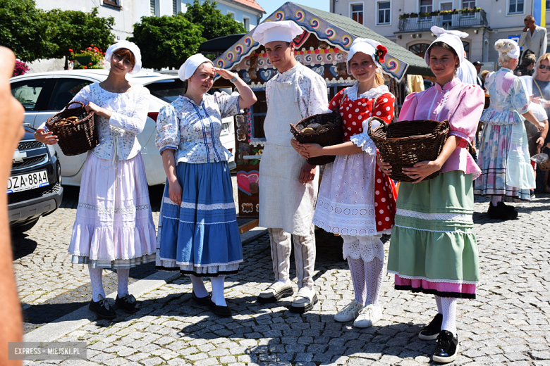 Parada piernikowa w stylu retro przeszła ulicami Barda