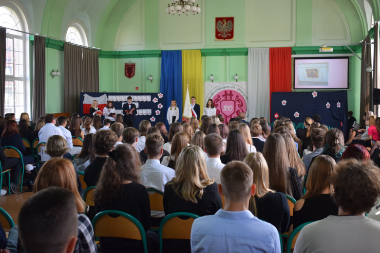 Ślubowanie uczniów klas pierwszych Liceum Ogólnokształcącego