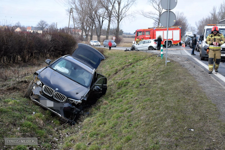 Zderzenie trzech samochodów osobowych na krajowej ósemce