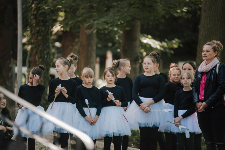 Spektakl w wykonaniu kamienieckich uczniów na podstawie książki pt. Tymek, Czarny Kot i Zagadki Pałacu Marianny Orańskiej