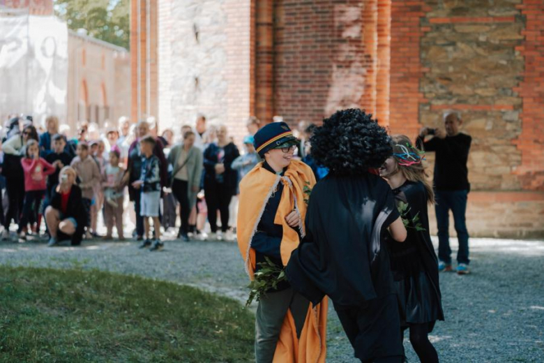 Spektakl w wykonaniu kamienieckich uczniów na podstawie książki pt. Tymek, Czarny Kot i Zagadki Pałacu Marianny Orańskiej
