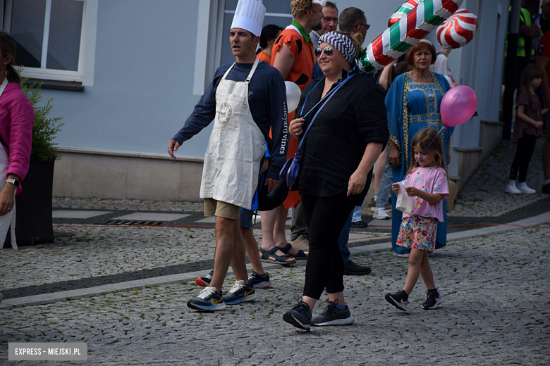 Bajkowa Parada i Święto Piernika w Bardzie. Gwiazdą wieczoru był Szymon Wydra i Carpe Diem