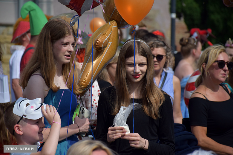 	Bajkowa Parada i Święto Piernika w Bardzie. Gwiazdą wieczoru był Szymon Wydra i Carpe Diem