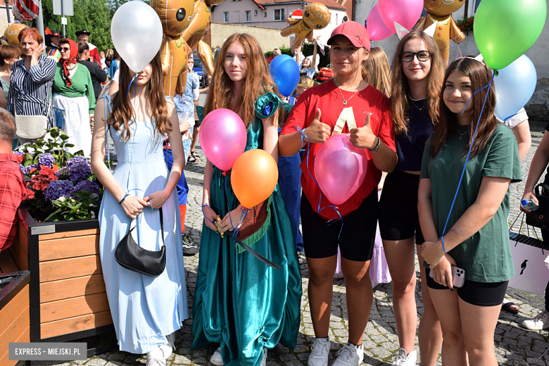 	Bajkowa Parada i Święto Piernika w Bardzie. Gwiazdą wieczoru był Szymon Wydra i Carpe Diem