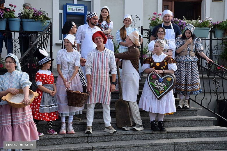 	Bajkowa Parada i Święto Piernika w Bardzie. Gwiazdą wieczoru był Szymon Wydra i Carpe Diem