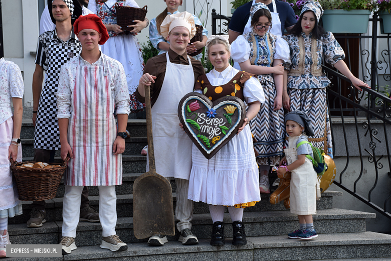 	Bajkowa Parada i Święto Piernika w Bardzie. Gwiazdą wieczoru był Szymon Wydra i Carpe Diem